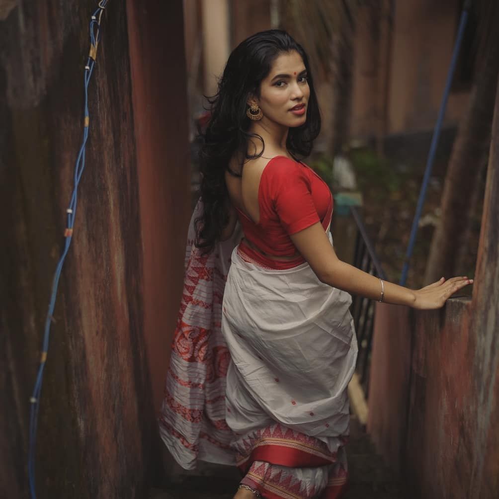 Pic Talk: 'Khadgam' Girl's Sensuous Pose In A Saree!
