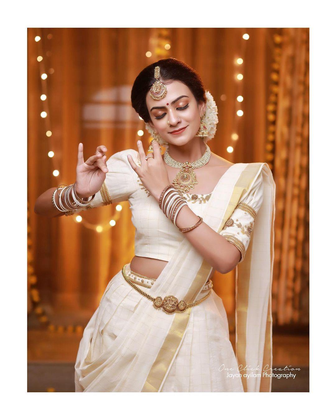 Maharashtrian Bridal Look In Traditional Nauvari Saree - Shaadiwish