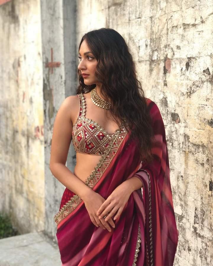 Which pose do you prefer for a photo shoot in a saree? - Quora