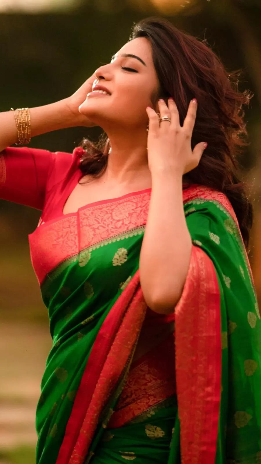 Saree Poses - Nothing makes a indian girl look as... | Facebook