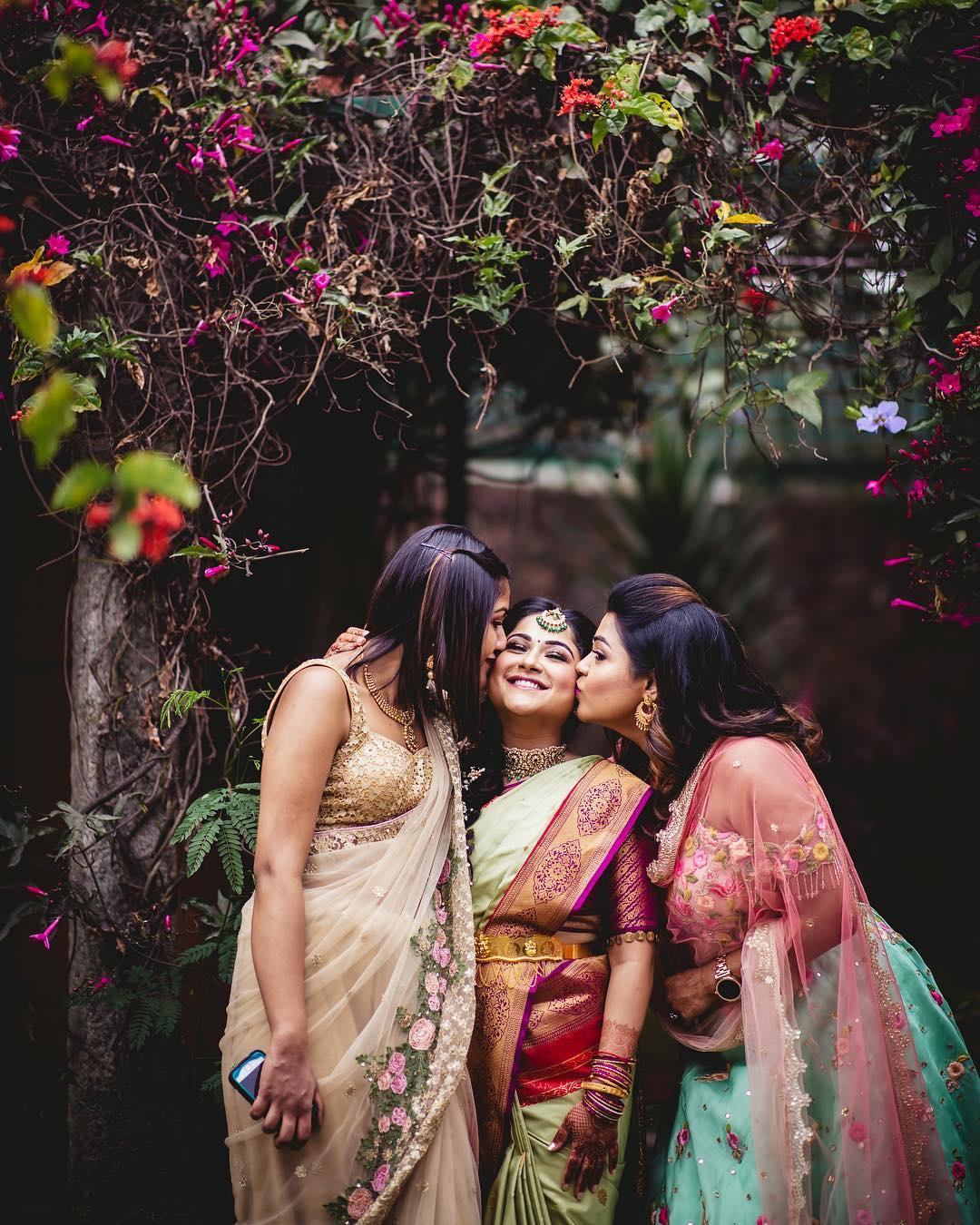 Aggregate more than 138 saree poses for group latest - vietkidsiq.edu.vn